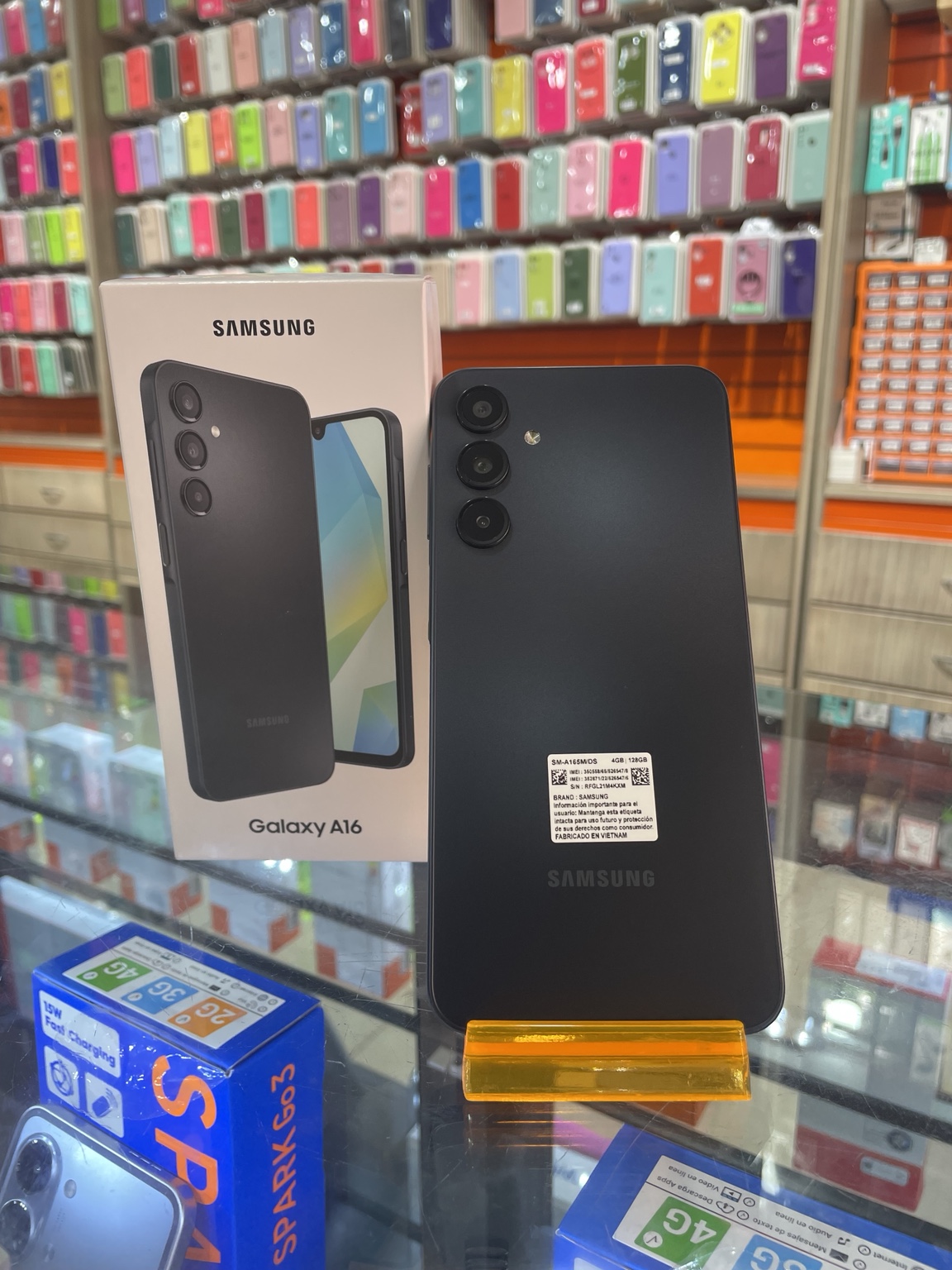 Samsung Galaxy A16 negro y su caja