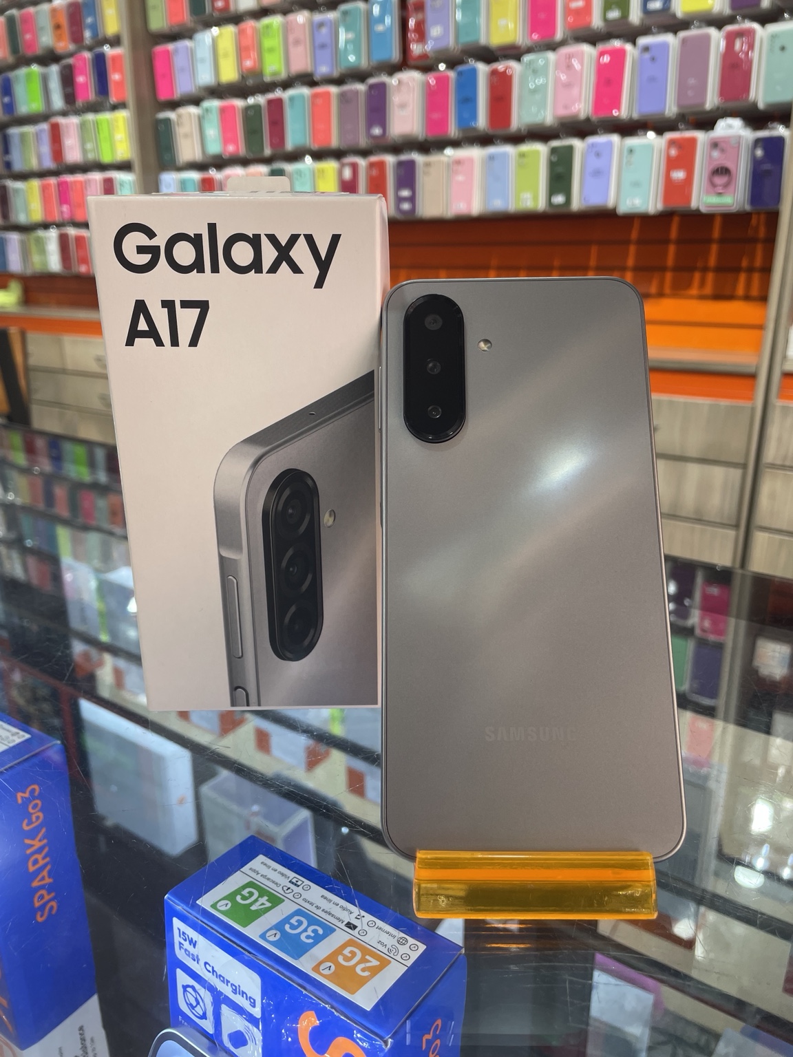 Samsung Galaxy A17 con su caja en el local de CeluMovil Shop