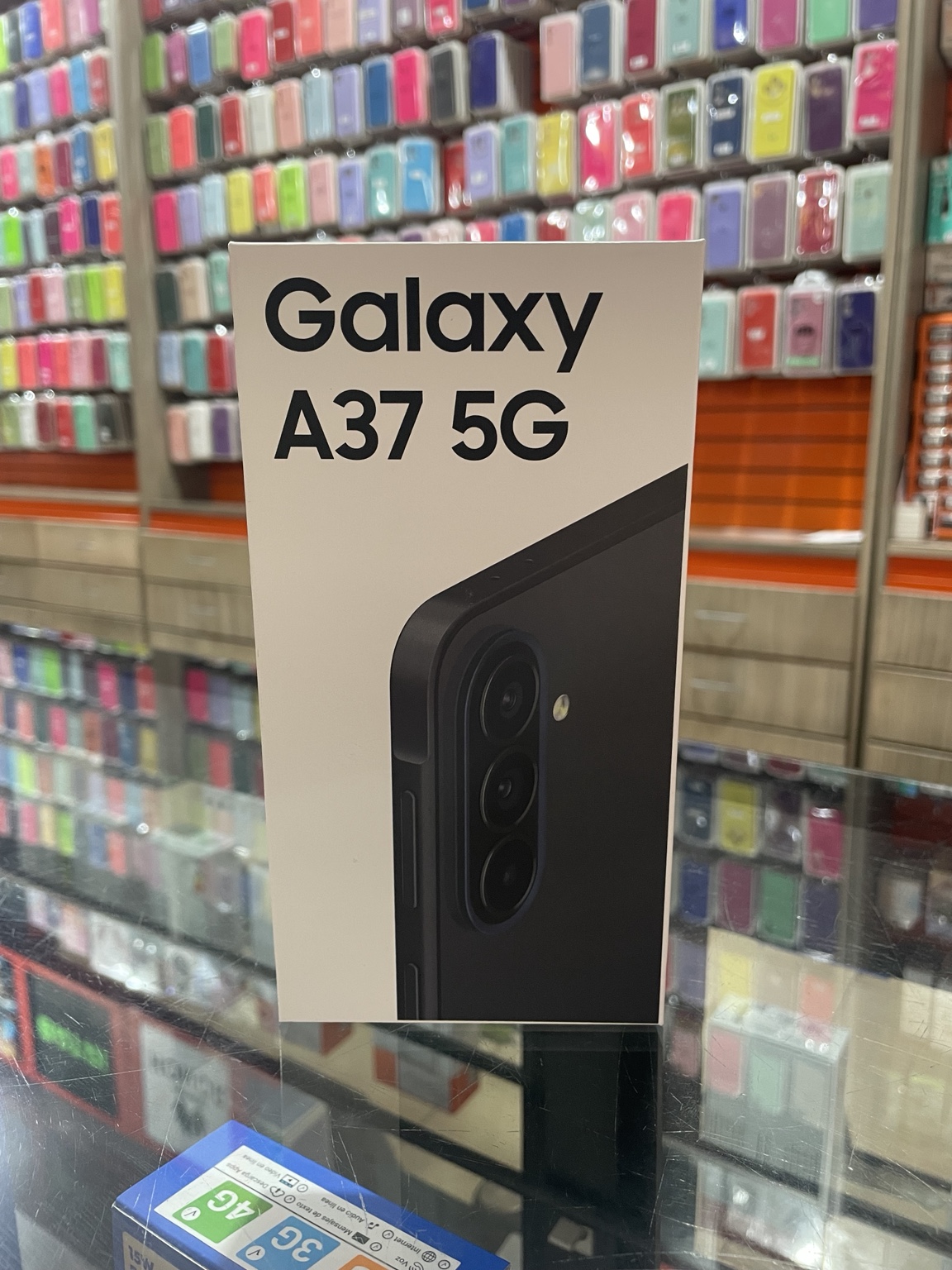 Samsung Galaxy A37 5G con su caja en CeluMovil Shop