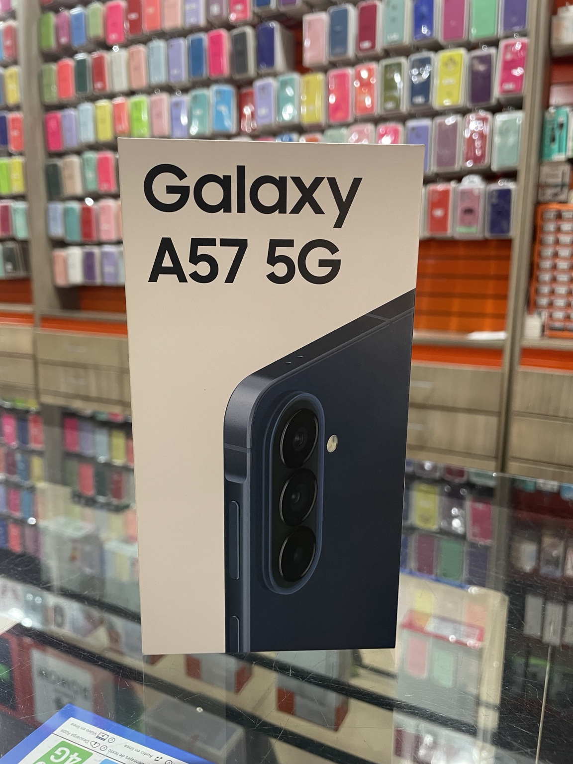 Samsung Galaxy A57 5G con su caja en CeluMovil Shop