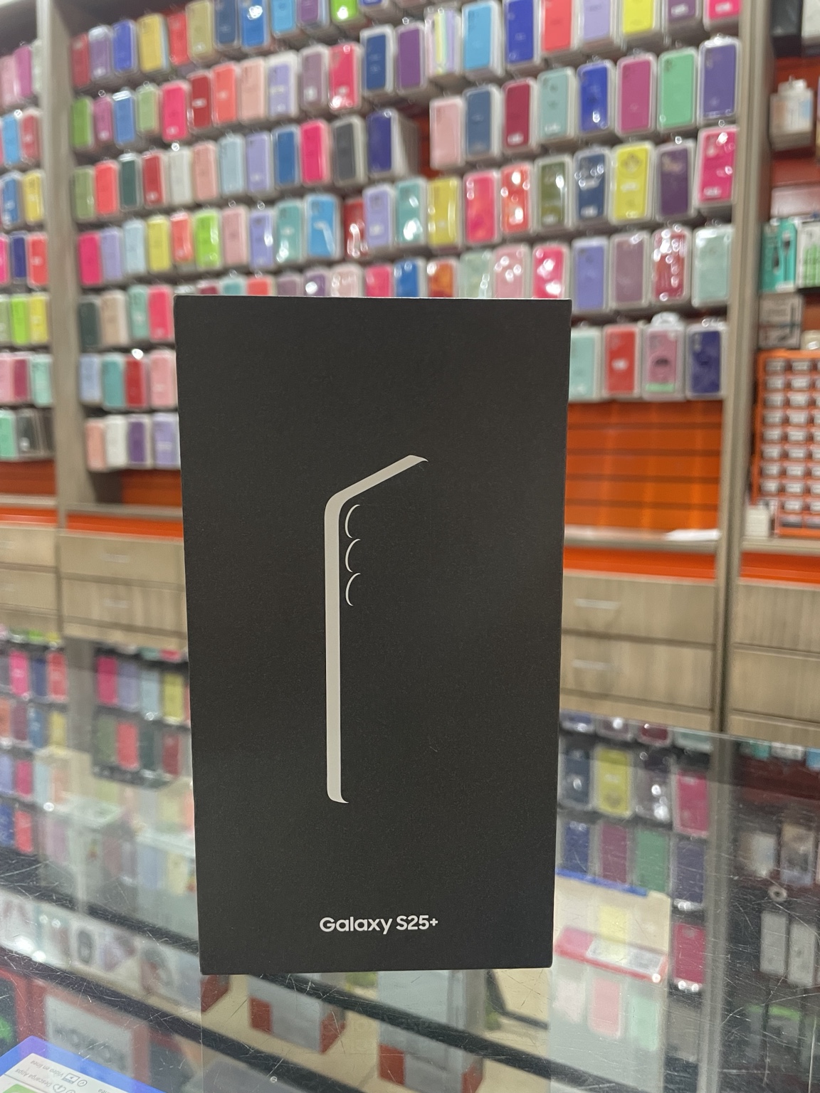 Samsung Galaxy S25+ en su caja en CeluMovil Shop