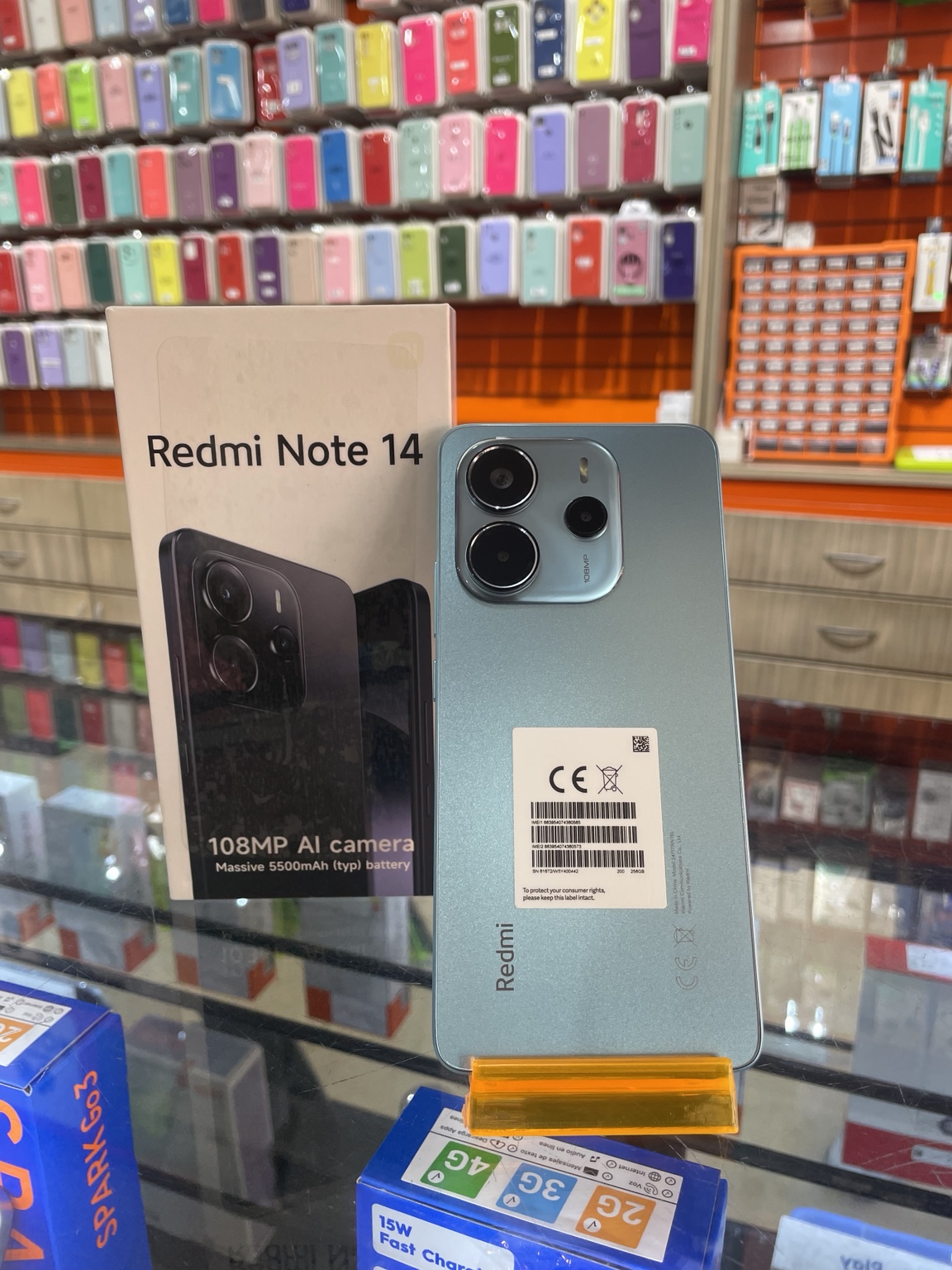 Redmi Note 14 con su caja en CeluMovil Shop